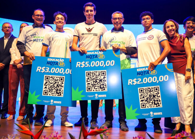 Governo de Sergipe premia estudantes e professores da rede estadual com mais de R$ 4,5 milhões