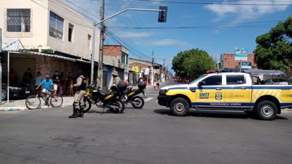 Agentes de trânsito são alvo de violência e viaturas da SMTT apedrejadas em bloco de Carnaval