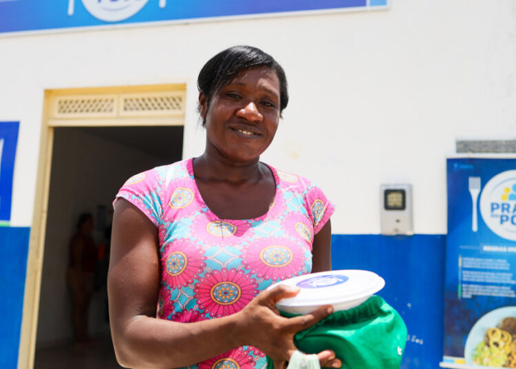 Beneficiários do ‘Prato do Povo’ destacam importância do programa para garantir comida na mesa