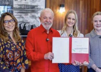 Janja pressiona, e Lula indica advogada ligada a Gleisi para o STM