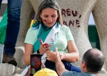 Ministro do STF concede prisão domiciliar a cabeleireira que pichou com batom estátua da Justiça