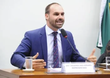 Eduardo Bolsonaro ignora ditadura militar e ameaça Moraes: “você irá pagar por toda a maldade, custe o que custar”