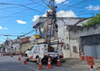 Energisa realiza retirada de cabos clandestinos de internet e telefonia