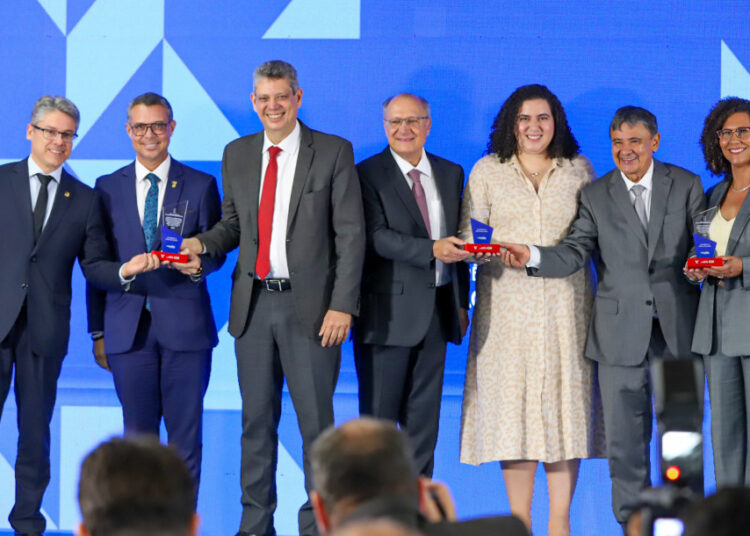 “Esse prêmio é do povo sergipano”, diz Fábio Mitidieri sobre premiação nacional por combate à desigualdade conquistada por Sergipe