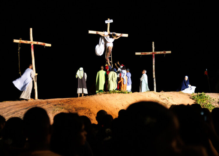 Fim de semana de feriado traz encenação da Paixão de Cristo e diversas atrações na Vila da Páscoa