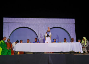 Encenação da Paixão de Cristo marca primeiro final de semana da Vila da Páscoa 