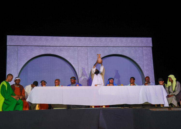 Encenação da Paixão de Cristo marca primeiro final de semana da Vila da Páscoa 