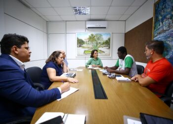 Prefeita Emília Corrêa discute reajuste salarial com sindicatos da educação e saúde