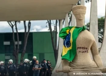 STF condena mulher que pichou estátua da Justiça a 14 anos de prisão