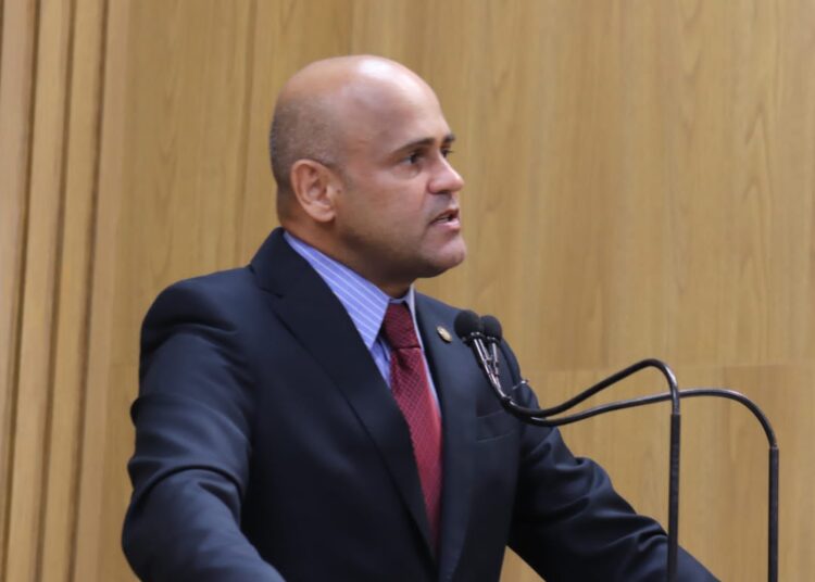 Após pedido de Alex Melo, Emsurb faz limpeza do Viaduto do Dia