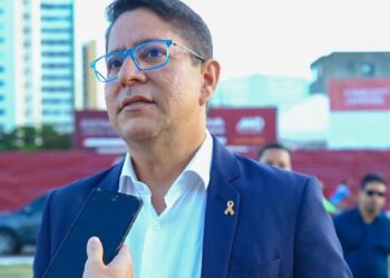 Vice-prefeito e secretário de comunicação, Ricardo Marques, festeja inauguração da nova praça no bairro Jardins