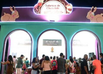Fábrica de Chocolate é sucesso entre as crianças na Vila da Páscoa