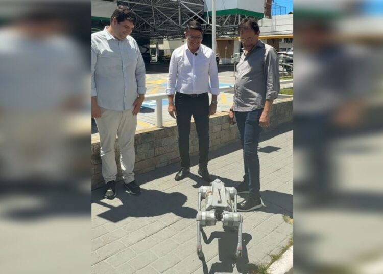 Prefeito em exercício Ricardo Marques comemora chegada de moderno sistema de limpeza das redes pluviais com robôs