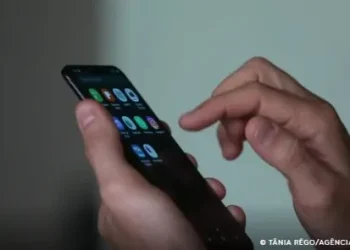 Nove em cada 10 brasileiros têm acesso à telefone celular, diz pesquisa da Anatel