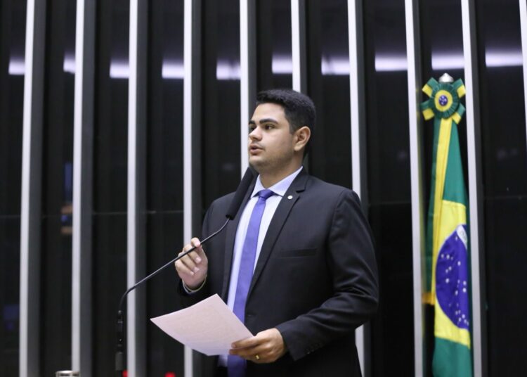 Deputado Ícaro de Valmir destaca força das tradições culturais da Semana Santa e lamenta perda do Papa Francisco em pronunciamento na Câmara