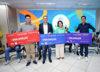 Prefeita Emília Corrêa assina termo de parceria que destina 500 mil reais a três clubes do futebol aracajuano