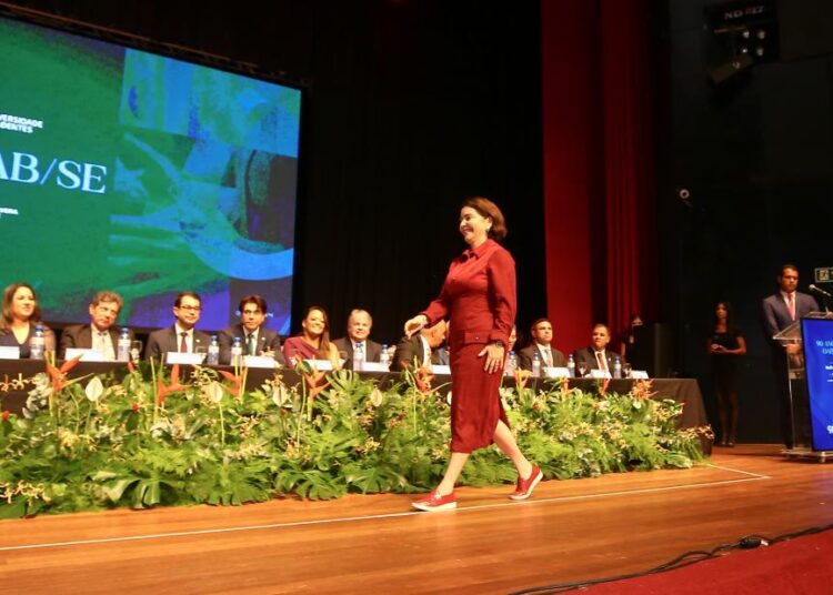 Prefeita Emília Corrêa é homenageada com medalha OAB 90 anos