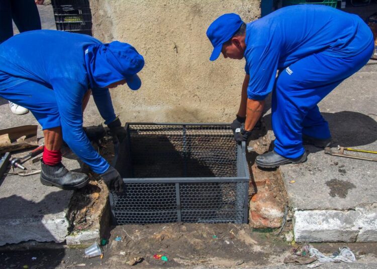 Emsurb utiliza ecobueiros e ecobarreiras para conter resíduos e prevenir alagamentos