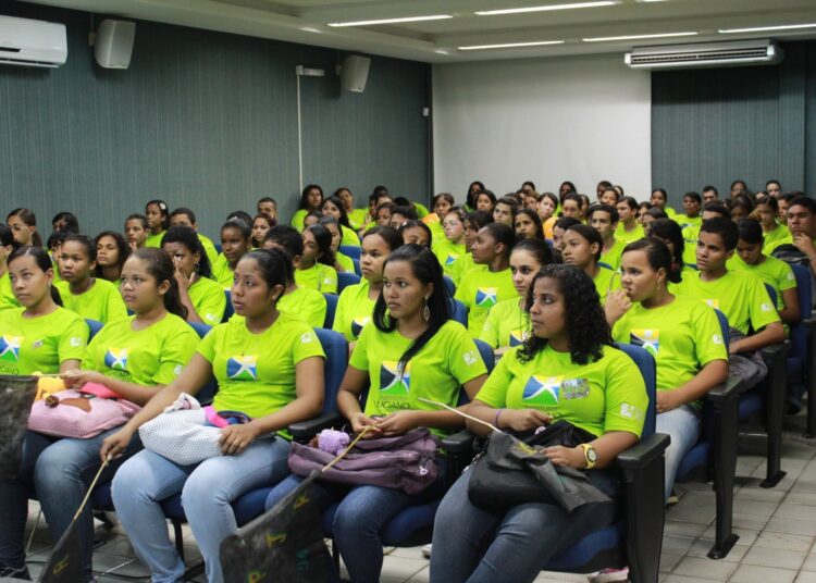 Diretora do MTE dialoga com jovens do ILBJ em Aracaju no dia 15 de maio