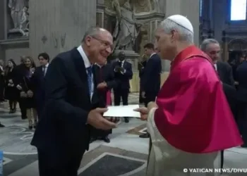 Vice-presidente entrega ao Papa convite para visitar o Brasil durante a COP30