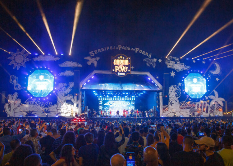 Mais de 30 mil forrozeiros curtiram maratona de shows no Arraiá do Povo neste sábado, 7