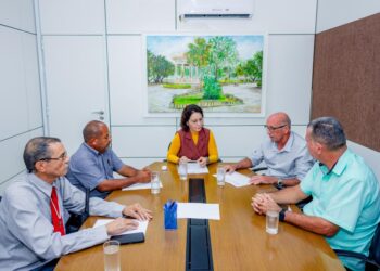 Prefeita Emília Corrêa atende pleito dos taxistas e estende prazo para regularização de alvarás