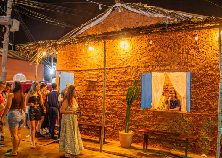 Casa de Taipa revive memórias de sergipanos e turistas na Vila do Forró