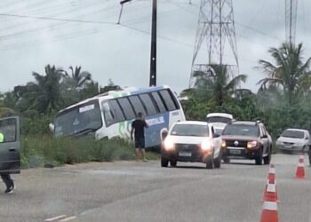 Ônibus da Coopertalse cai em cratera na rodovia que liga o Porto de Sergipe à BR-101