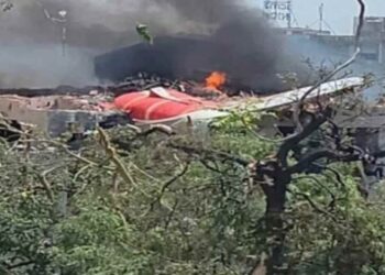 Avião com 242 passageiros cai na Índia após decolar e colidir com edifício