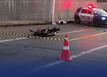 Motociclista morre em colisão com poste na zona sul de Aracaju