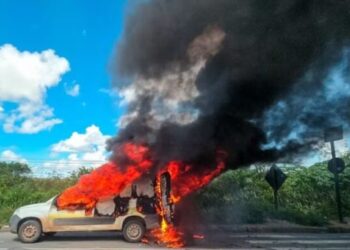 Ambulância pega fogo na BR-235 e assusta motoristas e moradores da região