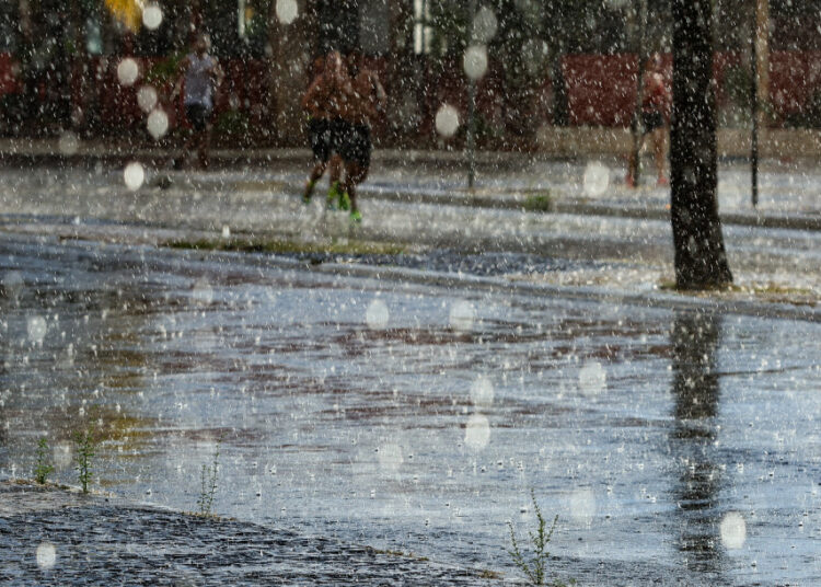 Previsão do tempo renova probabilidade de chuvas intensas até terça-feira, 17
