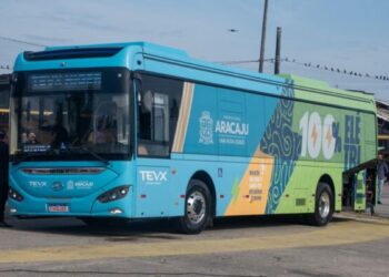 Prefeitura entrega à população mais 15 novos ônibus elétricos para o transporte coletivo