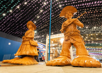 Cenário vibrante da Vila do Forró ativa os sentidos e encanta visitantes na Orla da Atalaia