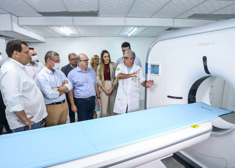 Governador acompanha instalação de novo tomógrafo do Huse e ressalta melhorias na saúde em Sergipe