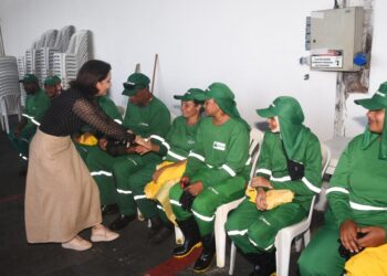 Prefeita Emília visita sede da Ramac e certifica regularização da coleta domiciliar de Aracaju
