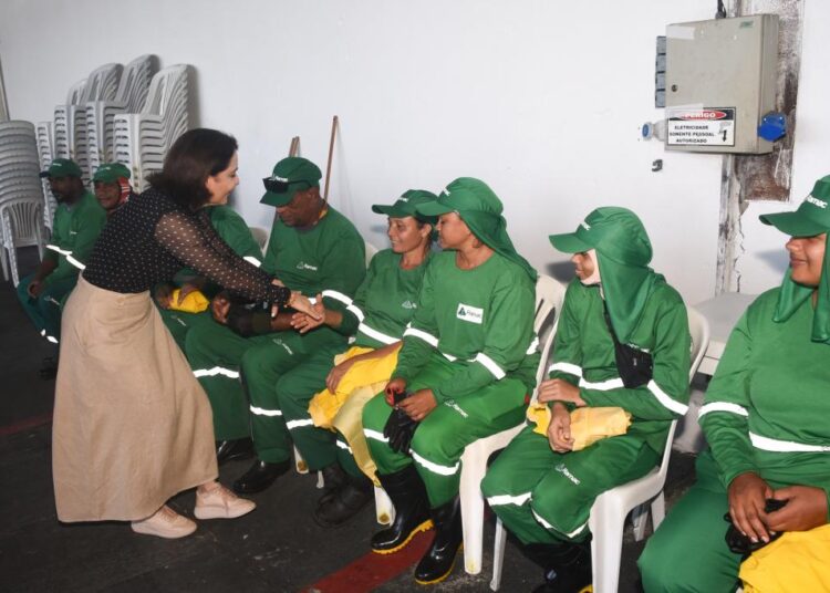 Prefeita Emília visita sede da Ramac e certifica regularização da coleta domiciliar de Aracaju