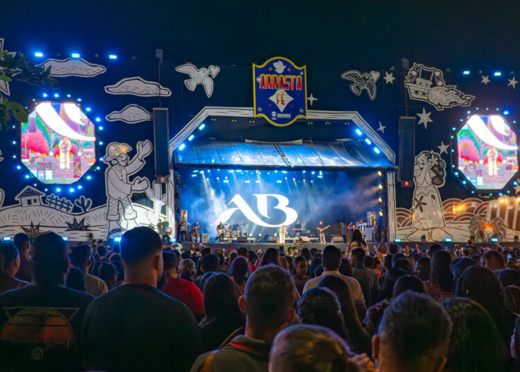 Primeira noite do Arrasta Fé leva mais de 15 mil à Orla da Atalaia com música gospel e louvores