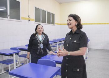 Prefeita Emília Corrêa entrega novo mobiliário e anuncia reforma de refeitório na Escola Jaime Araújo