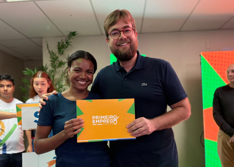 Programa Primeiro Emprego entrega mais de 150 certificados de conclusão a jovens de Aracaju