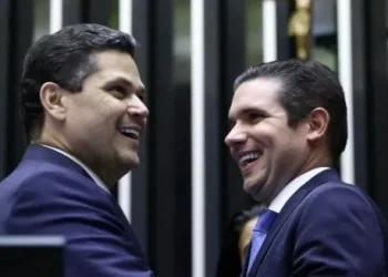 Davi Alcolumbre e Hugo Motta lideram rejeição entre políticos nacionais, aponta pesquisa