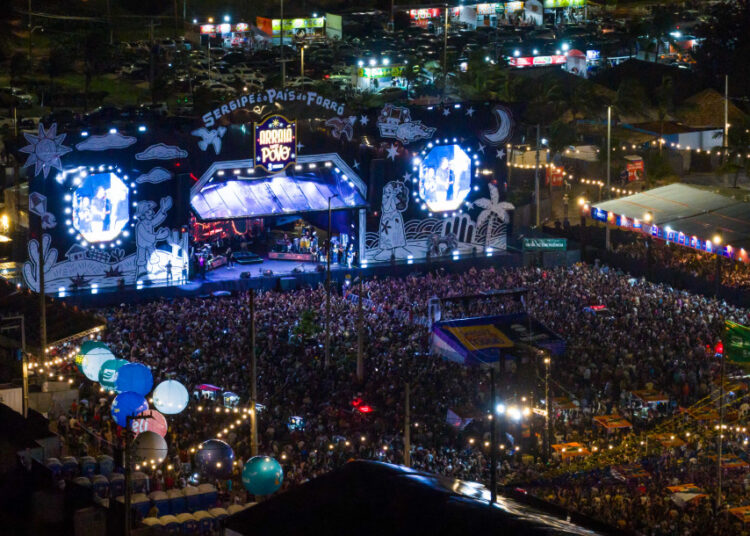 Grandes atrações e muito forró marcam penúltima noite do Arraiá do Povo na Orla da Atalaia