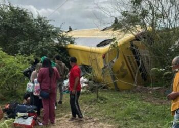 Ônibus com dezenas de passageiros tomba em Sergipe e mobiliza resgate aéreo