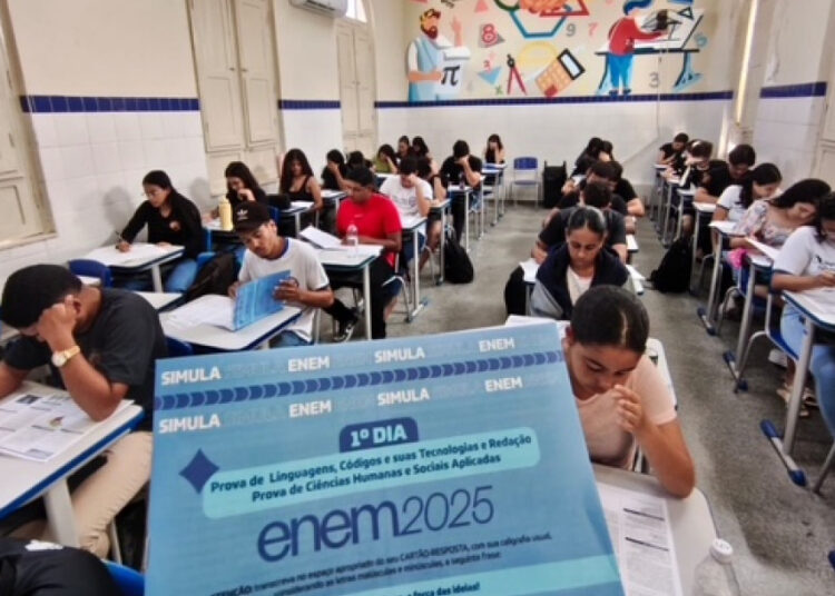 Primeiro dia do Simula Enem 2025 engaja equipes da rede pública estadual de ensino