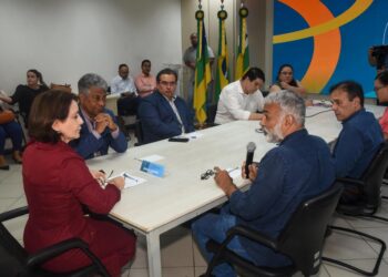 Prefeita Emília cobra da Iguá soluções para falta de água e buracos nas vias