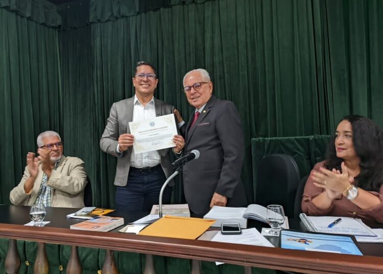 Vice-prefeito Ricardo Marques é homenageado pela Academia Sergipana de Letras por incentivo à literatura