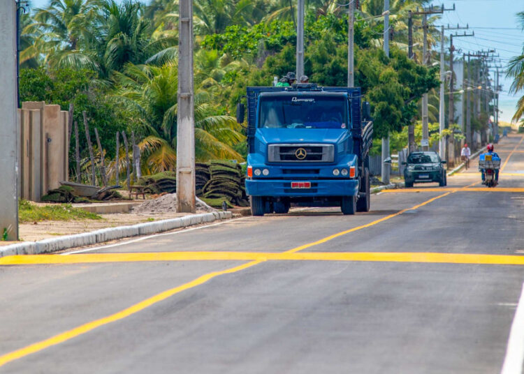 Moradores da Praia do Saco comemoram pavimentação asfáltica realizada pelo Governo do Estado