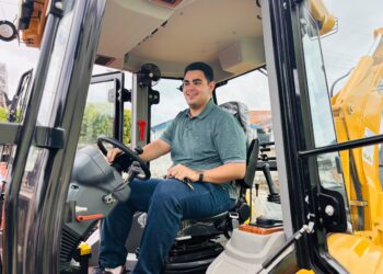 Deputado Ícaro de Valmir reforça apoio aos municípios do Agreste com entrega de retroescavadeira e recursos para pavimentação de povoados em Campo do Brito