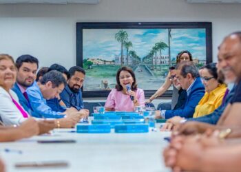 Prefeita Emília Corrêa dialoga com ambulantes sobre realocação no centro de Aracaju