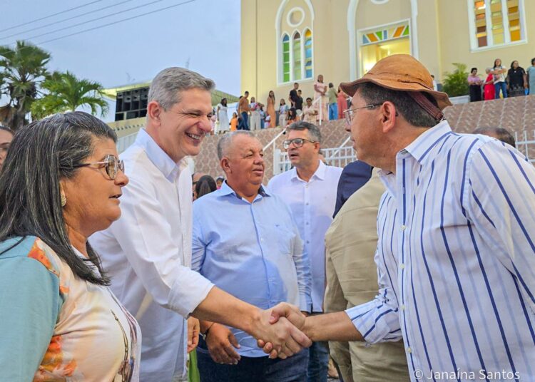 Ao lado do prefeito Galego, senador Rogério participa de procissão em homenagem à Nossa Senhora do Amparo em Riachão do Dantas